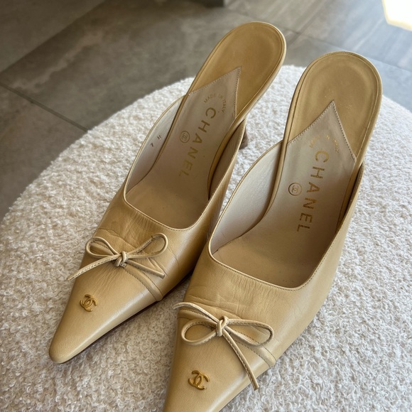 Vintage Chanel CC Beige Leather Bow Mule Heels - Picture 3 of 15